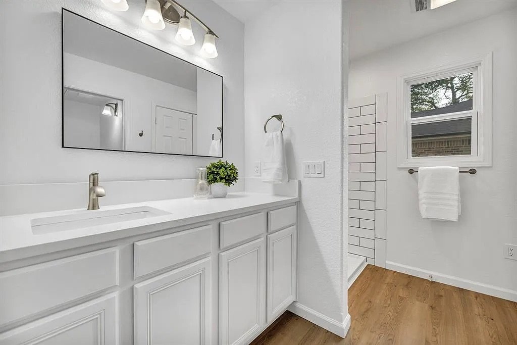 406 Lakeway Drive - 1 property image