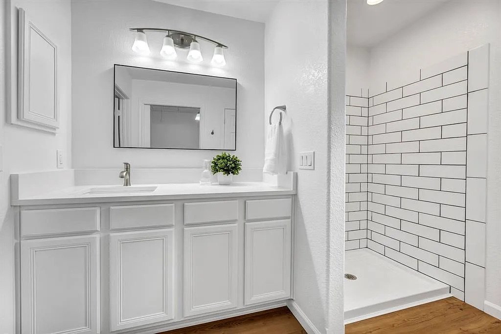 406 Lakeway Drive - 1 property image